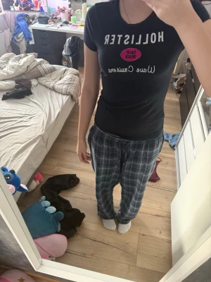 Mörkblå Hollister t-shirt med tryck - Snygg mörkblå t-shirt från Hollister med vit och rosa broderad text på bröstet. Stolek M 💕använd få tal gånger 