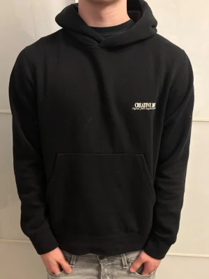 Creative dept hoodie - Säljer en schysst Creative dept hoodie med tryck på baksidan, Skriv vid funderingar!