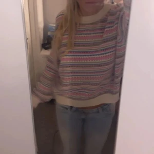 Pastellrandig stickad tröja - Köpt för flera år sen. Använd ca 2 ggr, nypris 500kr!             Supermysig stickad tröja med pastellfärgade ränder i rosa, blått, gult och vitt. Tröjan har oversized passform, ribbade muddar och rund hals. Perfekt för lager-på-lager och att mysa i under kyliga dagar.