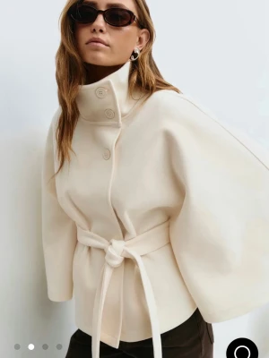 Beige kappa från Gina  - Populära kappan i beige från Gina🤍🤍