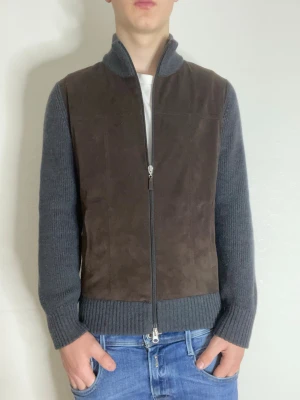 Brun mocka-kofta från gran sasso - Storlek: 46 men passar som XS-S. Jag rekommenderar denna kofta till personer som är 170-175cm. Jag är 178 och för referens finns bilderna! Hör av er vid frågor, Mvh Partille closet! 