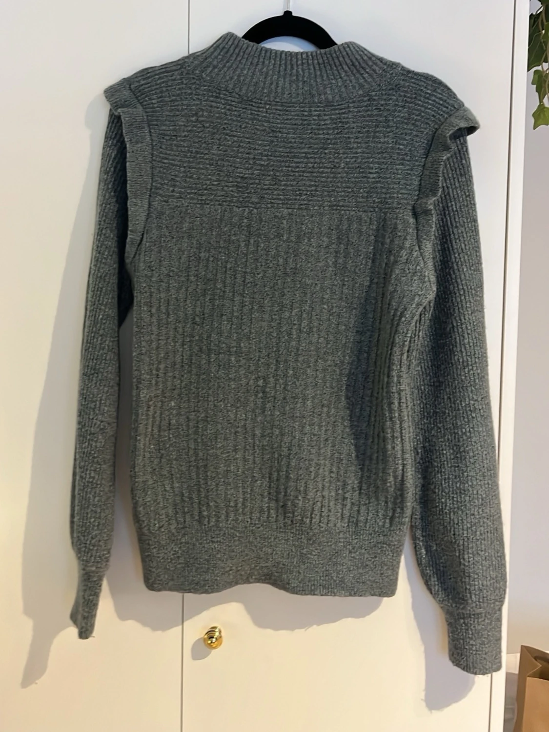 Stickad tröja med volangdetalj - 1