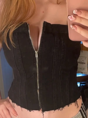 Svart jeanstopp med dragkedja - Snygg svart jeanstopp med dragkedja perfekt för lite mer festliga tillfällen,köpt från zara och endast använd ca 3-4 gånger då den inte riktigt varit min stil och därav inte kommit till användning. 