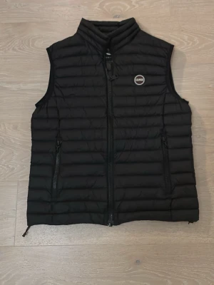 Svart väst från Colmar - Riktigt clean Colmarväst i färgen svart. Nypris: 2200kr. Mitt pris: 600kr. Västen är i toppskick och är i storleken S/M. Kontakta vid intresse! 
