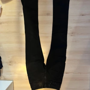 Svarta flared bootcut jeans från bikbok - Säljer ett par svarta utsvängda jeans med klassisk femficksdesign och smal passform hela vägen ner. Jeansen har en enkel look utan synliga detaljer och passar perfekt till en clean outfit.