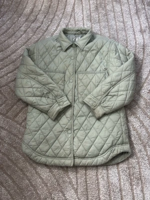 Grön vårjacka från Zara, storlek:134 - Grön vårjacka från Zara, storlek:134. Kostade 399kr men nu 200kr <3