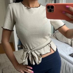 Beige topp med rosett  - Super söt topp ifrån Zara som är lite för liten på mig! (Brukar vanligtvis ha S i överdelar)