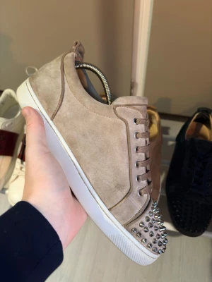 Christian Louboutin  - Sjukt feta Loubs i en ovanlig färg med kromade nitar i storlek 43 med all og kvitto och allt nitarna är lite slitna och hålen är lite dåligt men går lätt att fixa✅🤩