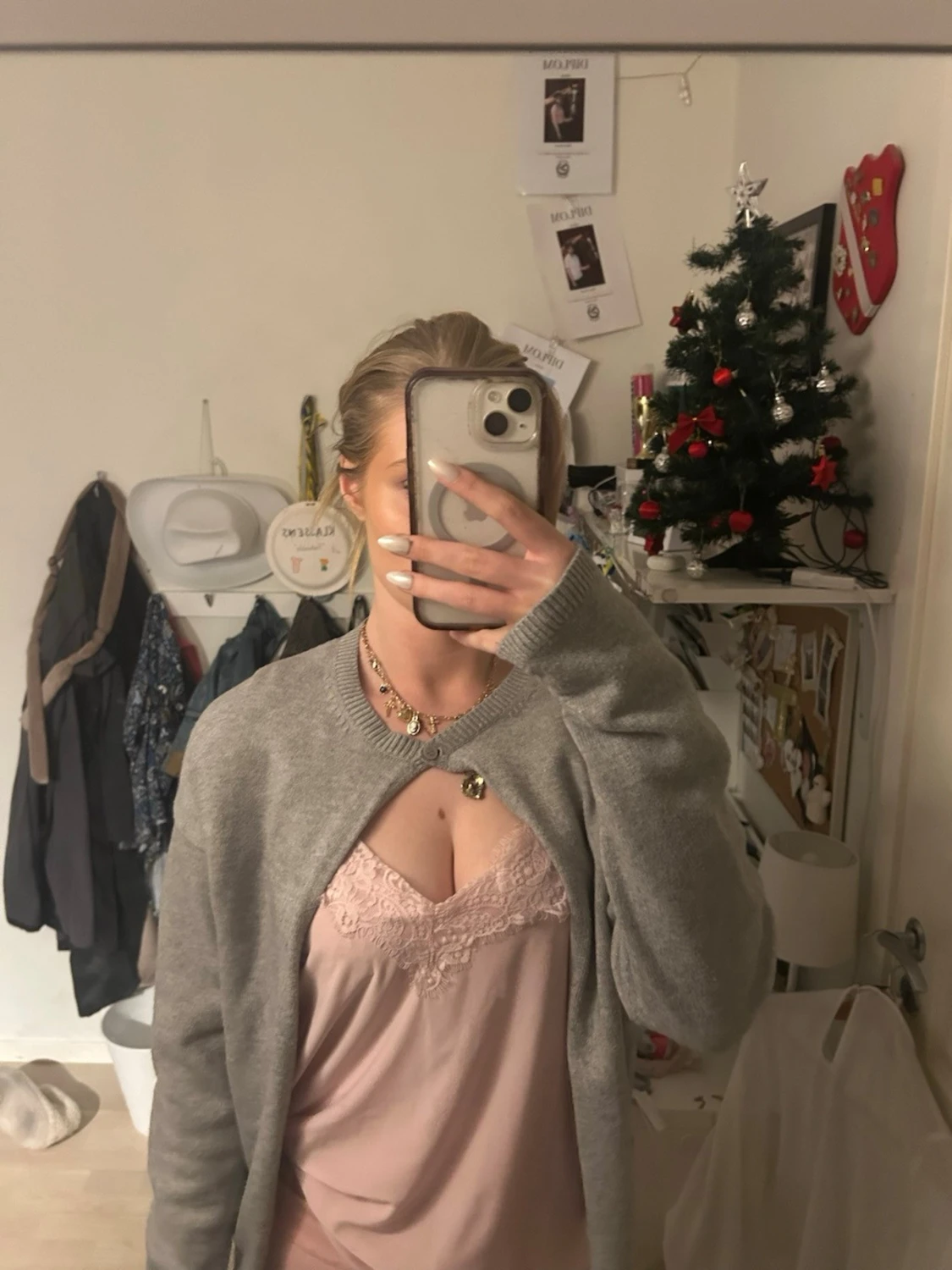 Grå och vit kofta med knapp