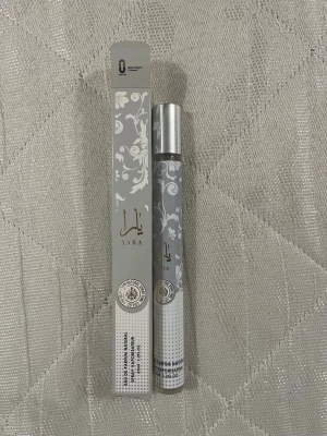 Yara Eau de Parfum 35ml - Yara Eau de Parfum Natural Spray, 35ml. Snygg och smidig flaska som passar perfekt i väskan. Perfekt för dig som vill ha en unik touch till din stil.