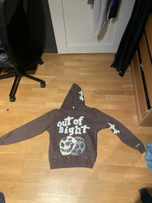 Broken planet hoodie - Fin broken planet hoodie fast säljer då den är för liten för mig