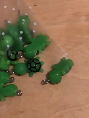 Gröna sköldpaddsberlocker till smycketillverkning  - Säljer ett pack med 12 st söta gröna sköldpaddsberlocker i plast med metallögla. Perfekta till smyckestillverkning eller som dekoration på väskor, örhängen, armband och nyckelringar. Kommer i en genomskinlig påse med vita prickar. Perfekt för dig som vill skapa dina egna unika smycken!❤️