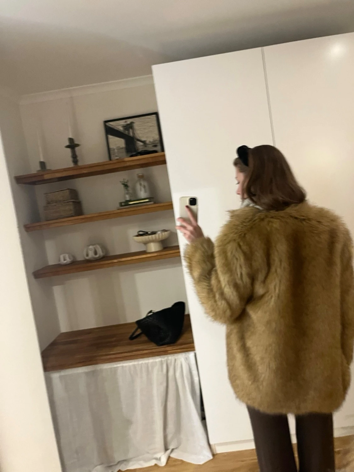 Beige pälsjacka med lång ärm - 2