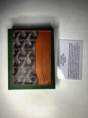 Korthållare brun  - Säljer en korthållare med mönster och ett logga som är känd.  Finns flera inne att köpa ifall man är intresserad, och fler andra färger.