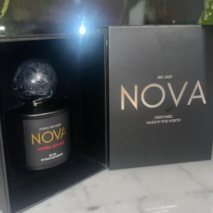 Ambre Royale – Nova Scents (Inspirerad av Blonde Amber – Clive Christian) - Jag säljer en 50 ml flaska Ambre Royale från Nova Scents, en doft inspirerad av Blonde Amber från Clive Christian. 