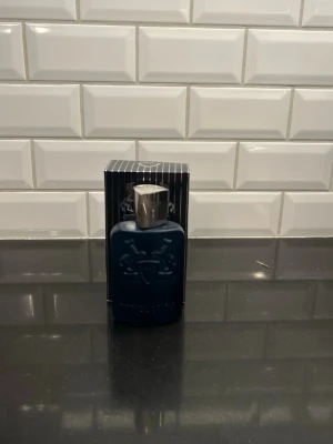 Parfums de Marly Layton 125ml - Layton från Parfums de Marly är en Eau de Parfum med 82% volym och 125 ml flaska. Tillverkad i Frankrike, perfekt för dig som vill ha en exklusiv och modern doftupplevelse. Snygg design och lyxig känsla.