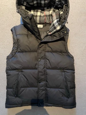 Svart pufferjacka från Burberry - Bara väst⚠️