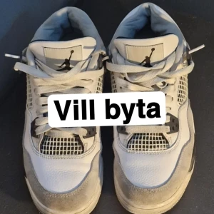 Nike Air Jordan 4 Retro vit/grå - Nike Air Jordan 4 Retro sneakers i vit och ljusgrå färg med svarta detaljer. Skorna är i storlek 39, söker någon som vill byta dessa mot samma modell i storlek 40-42.