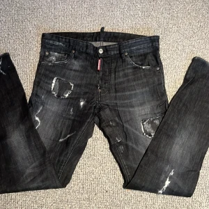 D2squared  - Tja, det är dags att sälja DSquared jeansen då de inte längre används. De har några riktigt sköna slitningar och en en najs urtvättning. Jeansen har den klassiska 5 fick-dessignen✅De är i storlek 50, passar bra på mig som är 183cm! Bara att höra av er vid frågor.🙌