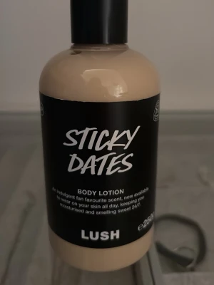 Sticky Dates Body Lotion från Lush - DENNA ÄR ENDAST TESTAD PÅ HANDEN 1 GÅNG! NYPRIS FÖR 320 OCH JAG SÄLJER FÖR 210! Sticky Dates Body Lotion från Lush i en beige krämig formula. Kommer i en rund plastflaska med svart etikett och lock. Doften är söt och mjuk. Innehåller 250 ml. 
