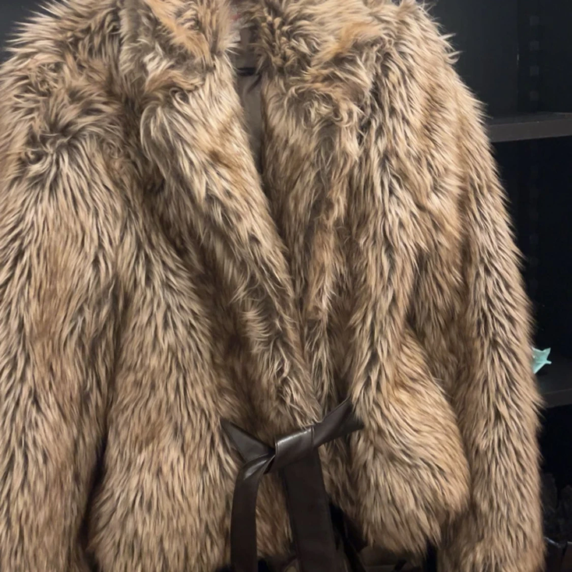 Beige pälsjacka med bälte