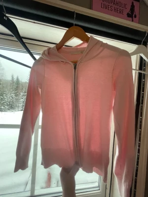 Stickad hoodie rosa  - Stickad hoodie från lager 157, storlek XS sitter super fint andvänd 4gånger, super fint skick och super fin! 