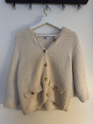 Beige stickad kofta från Zara - Säljer en beige stickad tröja från Zara som endast är använd en gång. Den är i storlek M☺️