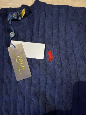 Polo Ralph Lauren Knitwear Sweatshirt - Tjena! Säljer nu denna mörkblåa polo ralph lauren sweatshirten för ett fantastiskt pris! Perfekt till dig som inte vill frysa nu på vintern. Priset går som alltid att diskutera! Hör av er vid frågor eller funderingar! ⚜️   Skick: 10/10  Storlek: S  Färg: Mörkblå  Fraktar inom 1-2 dagar med spårbar frakt! 📦