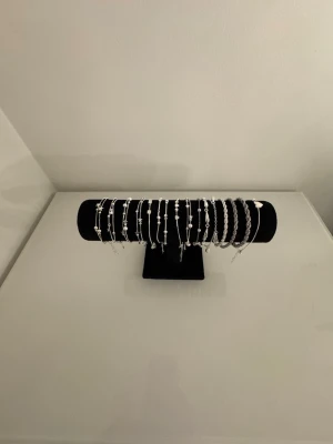 Sterling silver 925 armband - Armband i sterling silver 925. Priset varierar från armband till armband. Pris 100-200kr styck. Skriv vid intresse! 💕