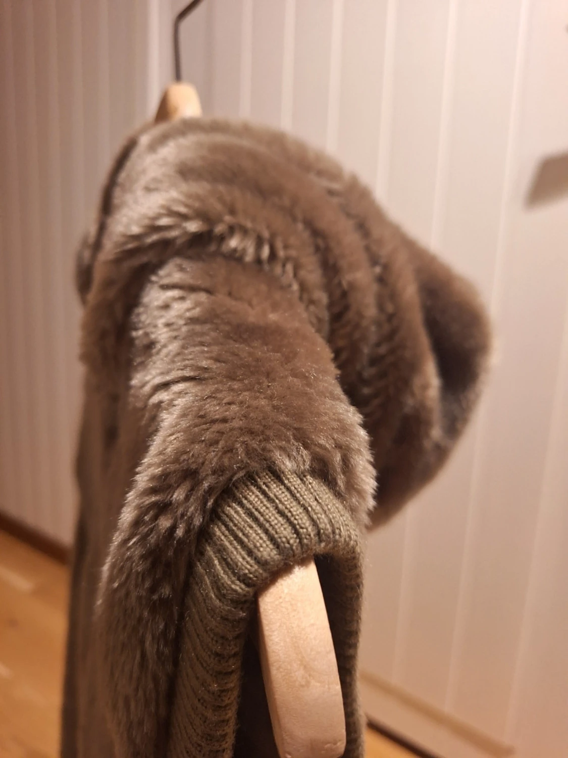 Brun pälsväst med huva och fickor - 1