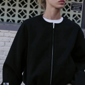 Bomberjacka zara - Svart bomberjacka från Zara i storlek s. Nyskick endast använd några få gånger. 