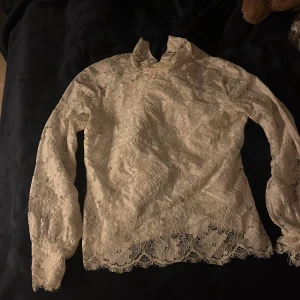 Vit spetsglas från H&M - strl S  - Väldigt snygg vit spetskusk från H&M. Perfekt till fest, sommar eller uppklädd vardag. Bra skick, storlek S. Skickas snabbt, tidigare pris 349. Pris går att diskutera 💕