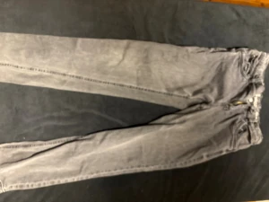 Grå retro jeans från LAB Industries - Säljer ett par gråa retro jeans från LAB Industries i regular fit. Byxorna har klassisk femficksdesign, resår i midjan och raka ben. Perfekta för dig som gillar en avslappnad men ändå stilren look.