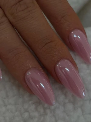 ✨Handgjorda naglar✨ - Rosa glansigt naglar, skriv gärna om intresserad, frågor eller önskemål, pris kan diskuteras!💖