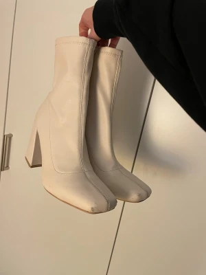 Boots stövlar klackar  - Cremevita, använda och märken förekommer , inget jag stört mig på vid användning, sköna att gå i, fri frakt! 