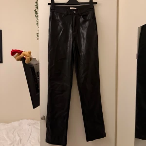 Svarta raka skin byxor - Säljer ett par svarta skin byxor med raka ben.