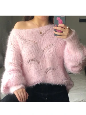 Mysig stickad tröja  - Säljer en liknande vit stickad tröja i storlek M. Jättemysigt material😚 