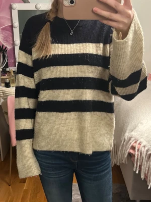 Randig stickad tröja  - Jättefin o skön stickad tröja från Soaked, Åhléns. Säljer eftersom jag inte får användning för den. Originalpris är runt 700kr o jag tror inte den säljs längre. Blå o beige randig, passar bra till vardags. Skriv om ni har frågor eller funderingar 💓