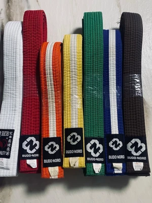 Karate bälten - Bilderna visar olika bälten från Budo-Nord i flera färger, inte skor. Kontakta mig om du söker bälten till kampsport.