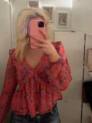Blommig rosa topp  - Säljer en rosa blus från bikbok💗