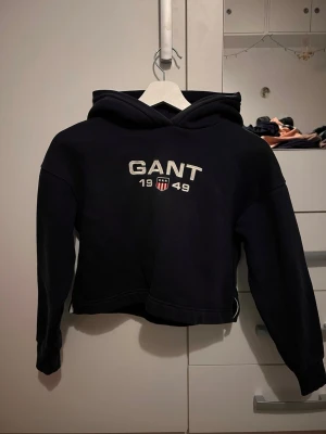 Gant hoodie  - Super fin gant hoodie köpt från Sellpy med lappen kvar, storlek 146/152