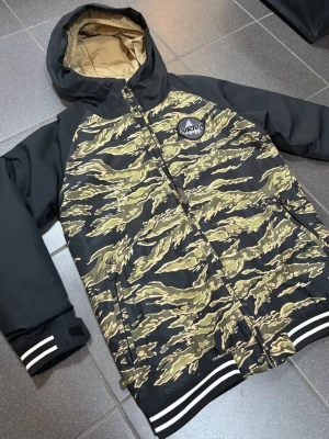 Burton Skidjacka - Tja, säljer en fet skidjacka från märket Burton. Nypris ~2500, mitt pris är 349 men kan diskuteras. Skick 10/10, som ny. Storlek XL men passar S/M då det är barnstorlek! Hör av dig vid frågor o funderingar!