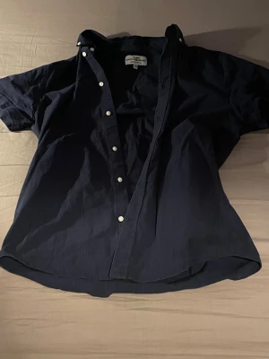 Mörkblå skjorta - Fint skick