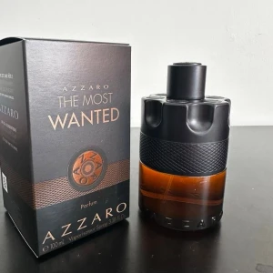 Azzaro The Most Wanted Parfum - Azzaro The Most Wanted Parfum, 100 ml. En stilren och modern parfymflaska som sticker ut i samlingen. Perfekt för dig som vill ha något unikt och trendigt på hyllan.