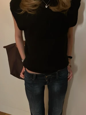 Low waist jeans cheap monday 💞 - Säljer ett par mörkblå jeans från Cheap Monday med bootcut passform och låg midja. Jeansen har slitna detaljer, kontrastsömmar och en stor vit patch med Cheap Monday-loggan bak. Klassisk femficksmodell i stretchig denim. Dessa jeans är i Flare modellen och är så sjukt snygga . Storlek 24/30 dom är även uppsydda till någon runt 158💞💞Endast används 1 gång!!