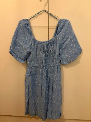 BikBok - Kortare klänning med blommönster och puffärmar. Tightare runt bysten. 