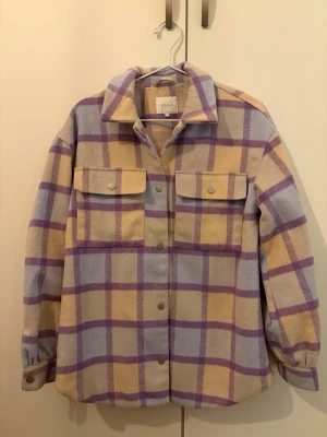 Vila - Vårjacka från vila, knappar i armen och bröstfickor. 