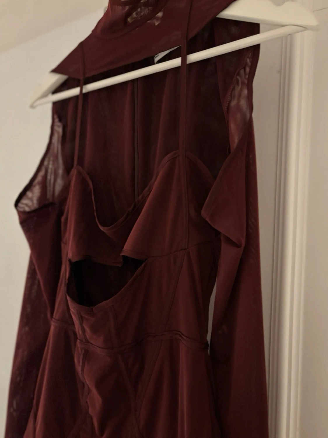 Vinröd meshklänning med cut-outs - 1