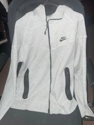 Nike tech  - Den har en skada vid armen 