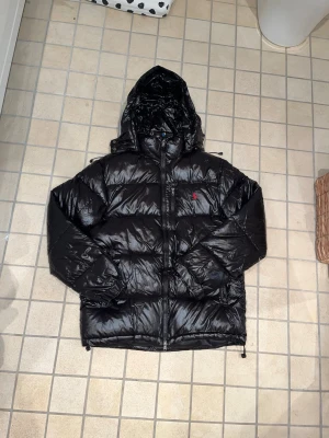 Svart pufferjacka från Polo Ralph Lauren - Fast pris så buda inte, har ni några frågor är det bara att ställa.